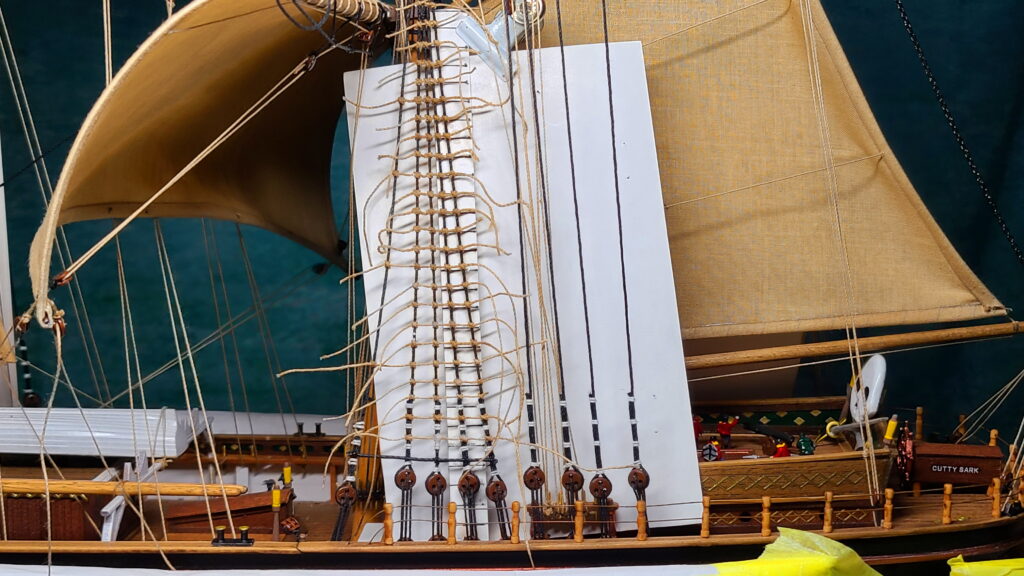 帆船模型 カティサーク ミズンマスト左舷側 ラットライン 雑に仕上げ