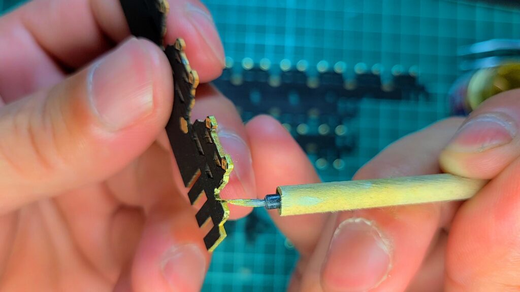 日光東照宮陽明門作り方　斗の縁をゴールドで塗装します