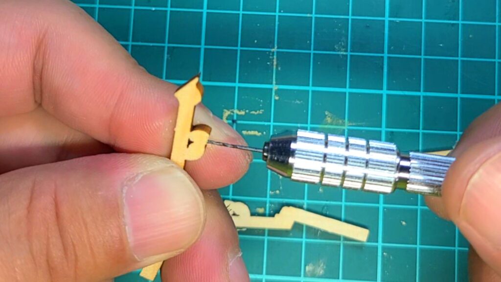日光東照宮陽明門作り方　隅木に 風鐸取り付け穴を 空けます