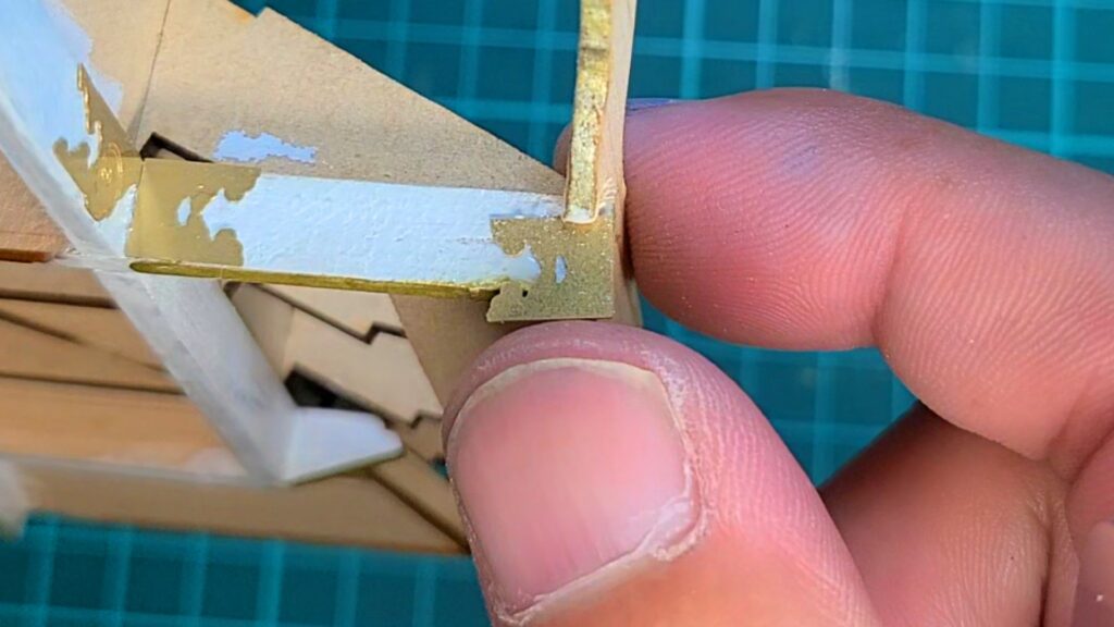 日光東照宮陽明門作り方　飾り金具 本体側をカットして挿入