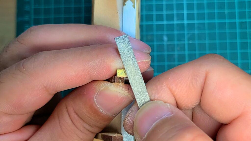 日光東照宮陽明門作り方　丸桁の先端を削る