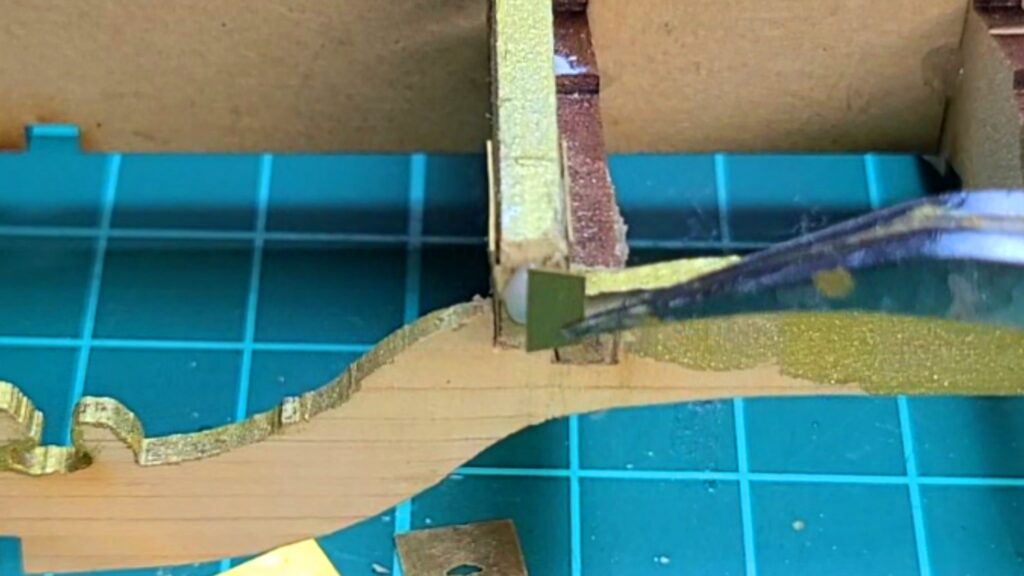 日光東照宮陽明門作り方　丸桁の先端に隠し金具を貼り付け