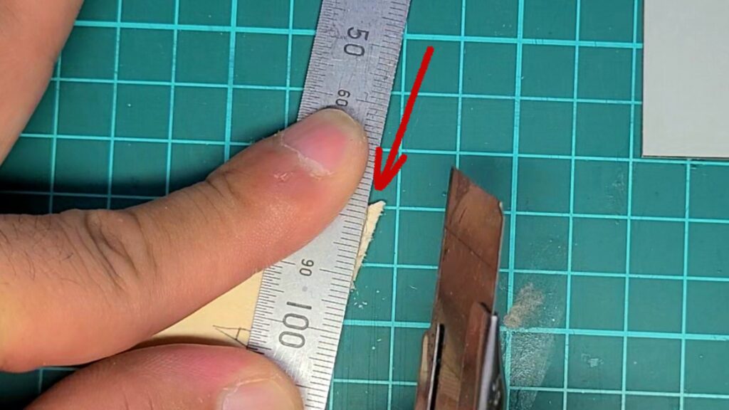 日光東照宮陽明門作り方　瓦の角は破損に注意して 作業します　