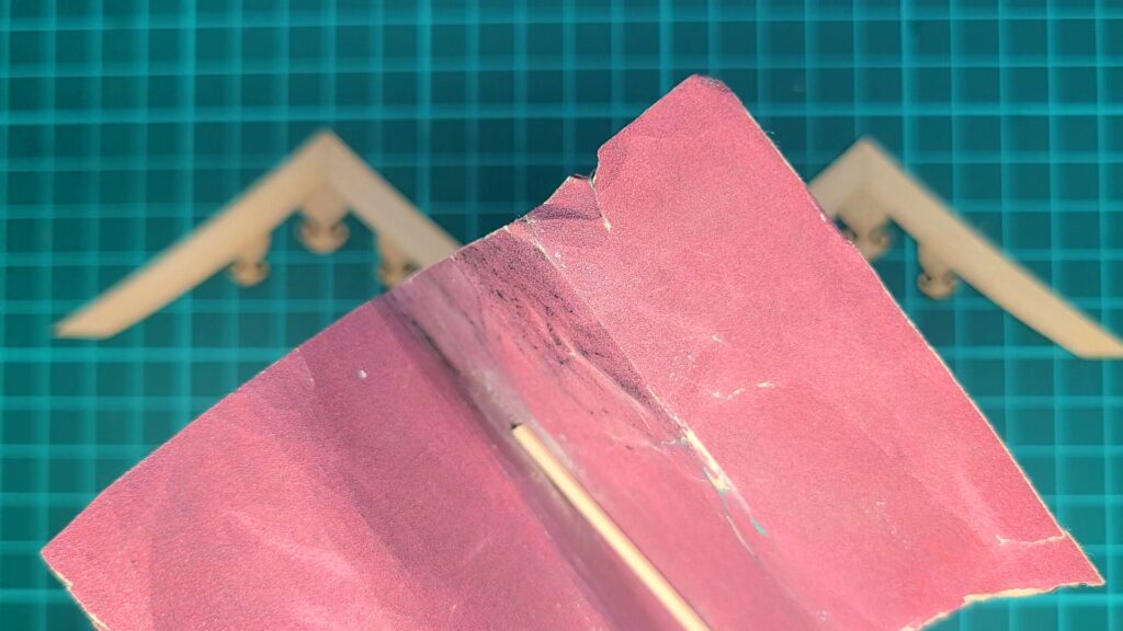 日光東照宮陽明門作り方　ペーパーで角棒を削り 六葉の軸を作る　