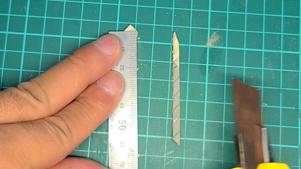 日光東照宮陽明門作り方　桟瓦と袖瓦の合わせ面 切断　