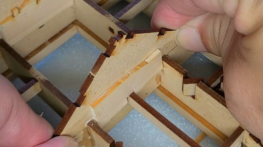 日光東照宮陽明門作り方　棟木を支える部材を 補強　