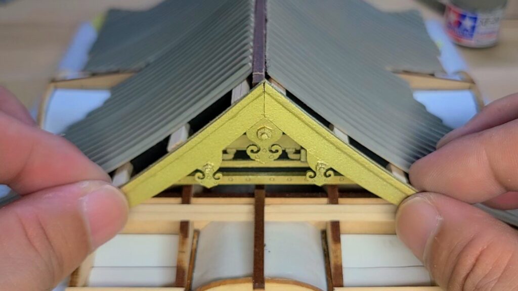 日光東照宮陽明門作り方　妻破風板を先に取り付けます　　
