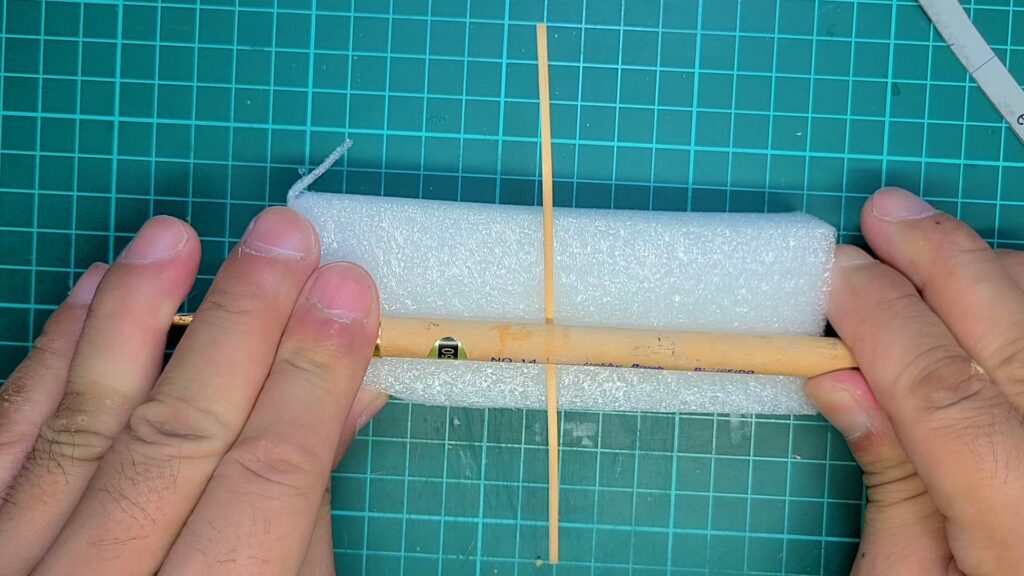 日光東照宮陽明門作り方　唐破風屋根部材を湿らせて反りを付けます