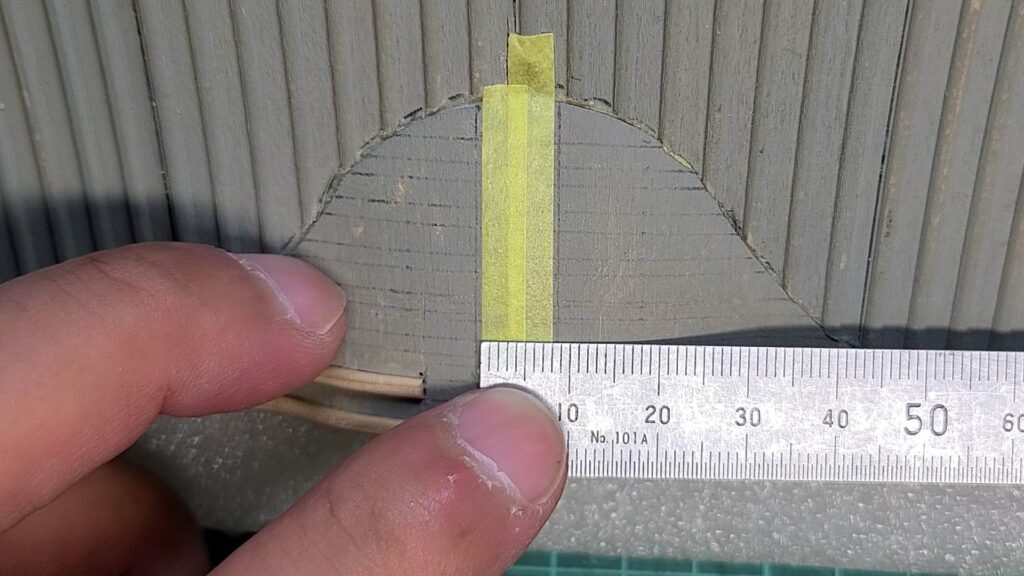日光東照宮陽明門作り方　唐破風屋根に 8㎜の間隔で、マスキングテープを貼ります
