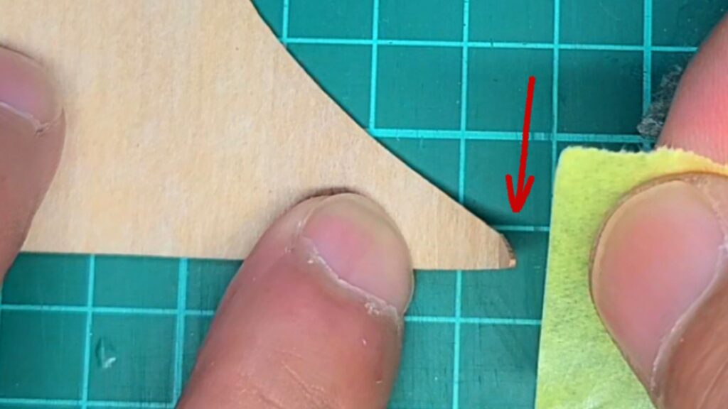 日光東照宮陽明門作り方　唐破風屋根の角を、テープで補強します