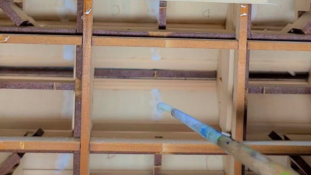 日光東照宮陽明門作り方　桟瓦に隙間が空いてしまったので、木工用ボンドで コーキング