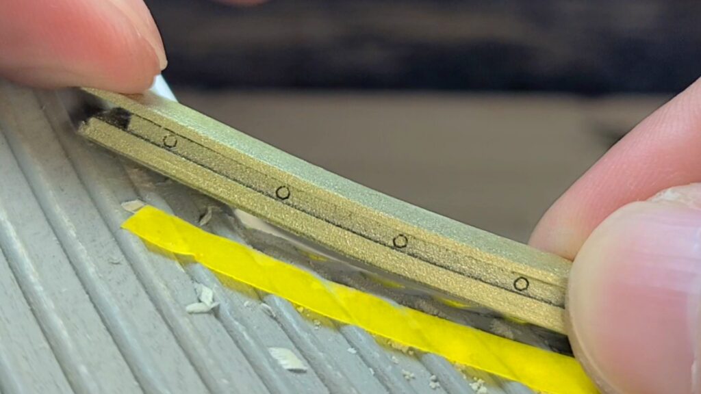 ウッディジョー 日光東照宮陽明門作り方　隅棟を屋根に合わせて 隙間の確認