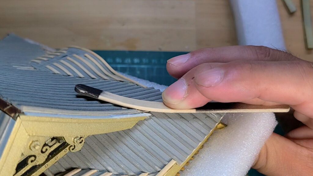 ウッディジョー 日光東照宮陽明門作り方　アイスの棒で 隅棟の反りを確認