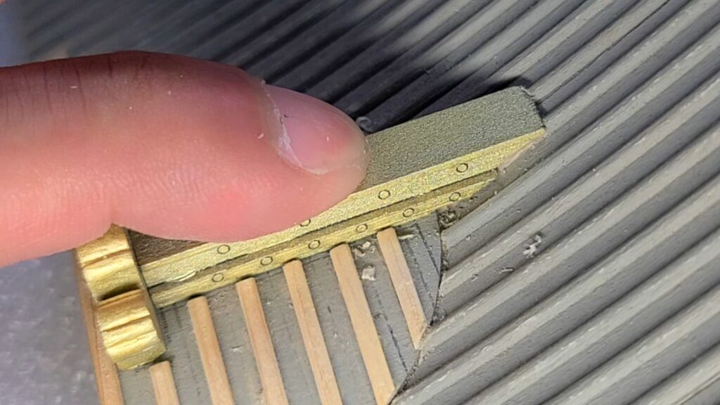 ウッディジョー 日光東照宮陽明門作り方　唐破風棟瓦を屋根に合わせて 切断面の確認