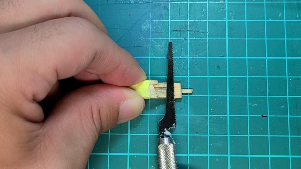 ウッディジョー 日光東照宮陽明門作り方　のし瓦と冠瓦の先端を ノコギリで切り取ります