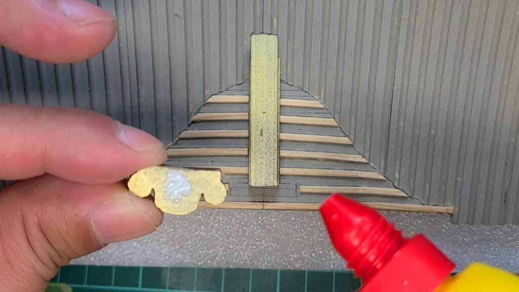 ウッディジョー 日光東照宮陽明門作り方　唐破風棟瓦に 鬼瓦を接着