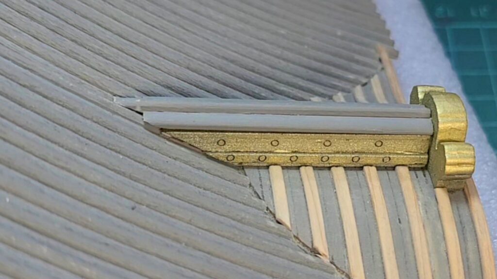 ウッディジョー 日光東照宮陽明門作り方　唐破風棟瓦の冠瓦に 隙間が空いてるので 修正が必要