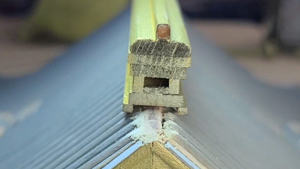 ウッディジョー 日光東照宮陽明門作り方　大棟瓦が 屋根の頂点に上手く嵌るまで 削ります