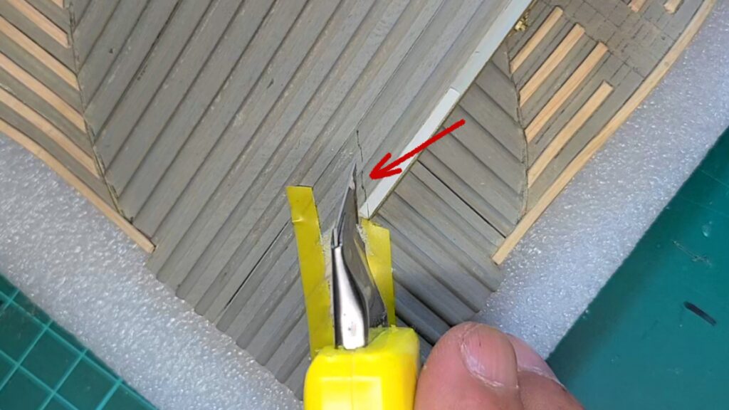 ウッディジョー 日光東照宮陽明門作り方　瓦の山に カッターで深めに切れ目を入れます