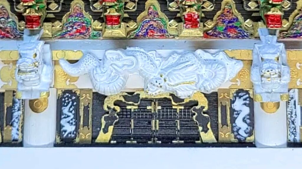 ウッディジョー 日光東照宮陽明門作り方　上層の取り付け位置は 目貫の龍の 顔の向きで決まります