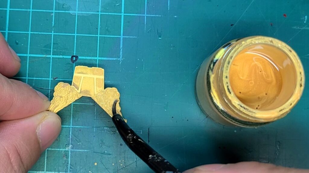 ウッディジョー 日光東照宮陽明門作り方　鬼瓦に ダイソーのメタリックゴールドを塗装します