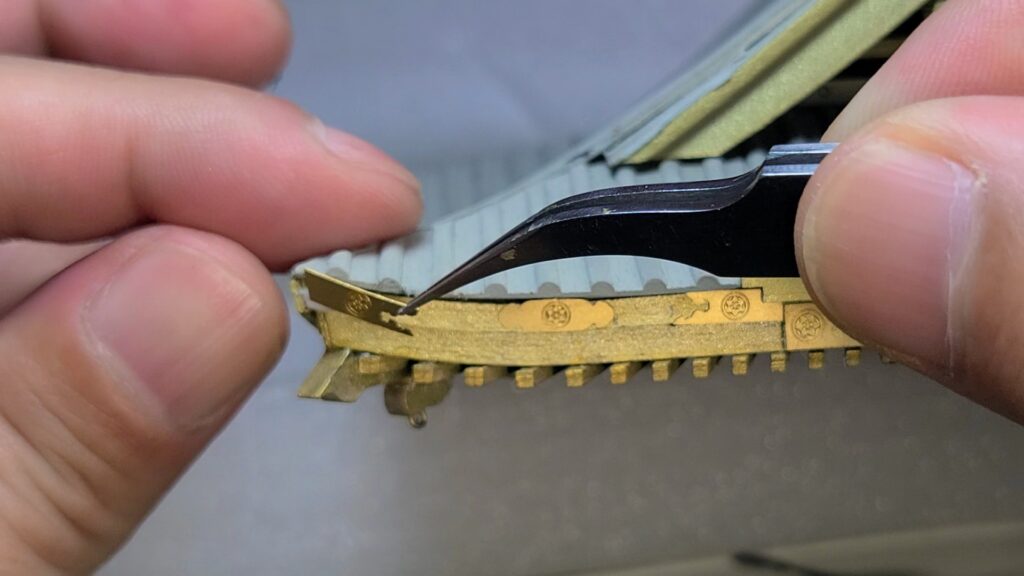 ウッディジョー 日光東照宮陽明門作り方　軒先の角 エッチングパーツで 合わせ面を隠します