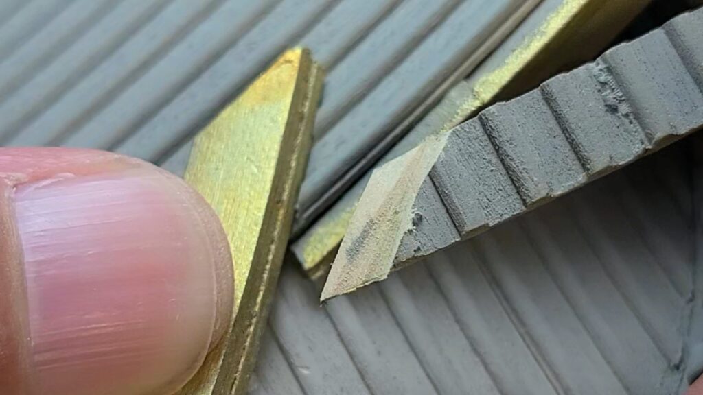 ウッディジョー 日光東照宮陽明門作り方　掛瓦と隅棟の合わせ面は これぐらい削ります