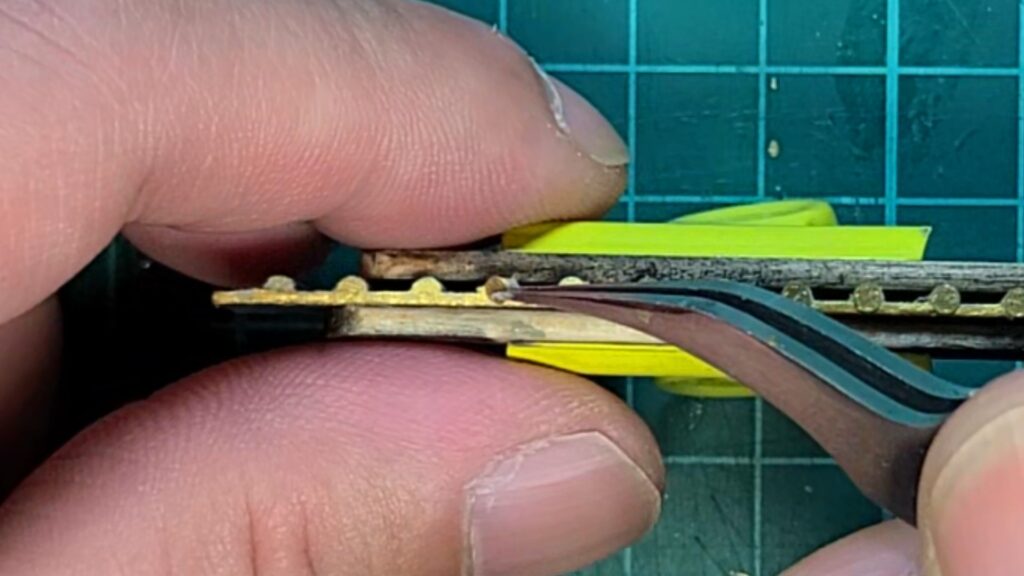 ウッディジョー 日光東照宮陽明門作り方　掛瓦に葵紋を貼り付けます