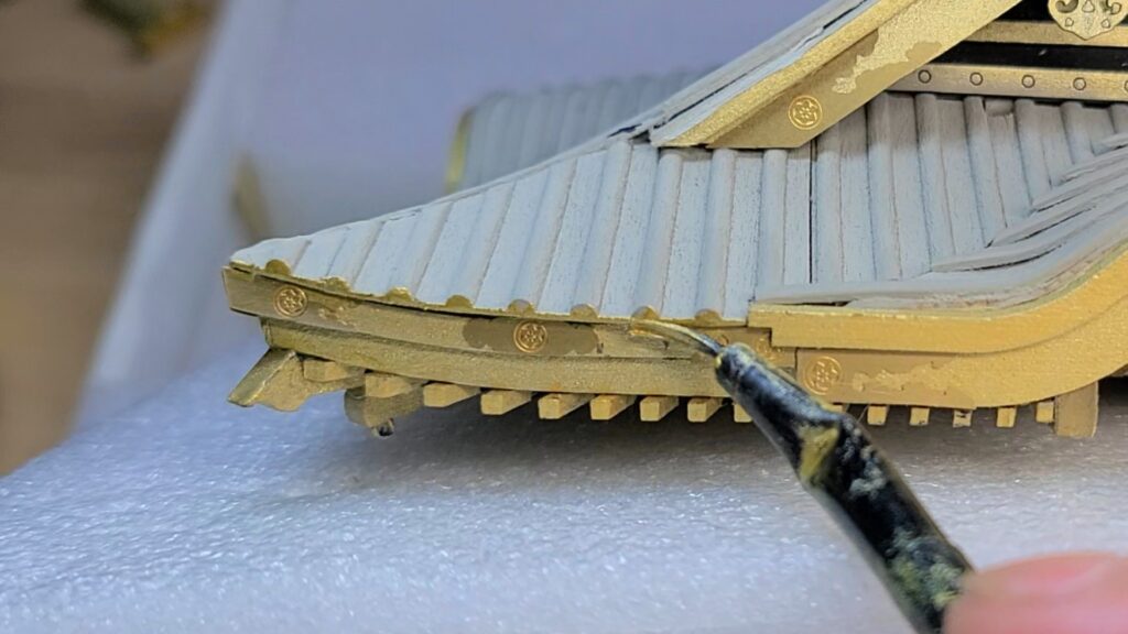 ウッディジョー 日光東照宮陽明門作り方　軒先 ゴールドでタッチアップ