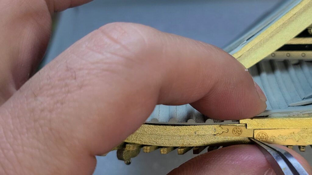 ウッディジョー 日光東照宮陽明門作り方　エッチングパーツを隙間に はめ込む