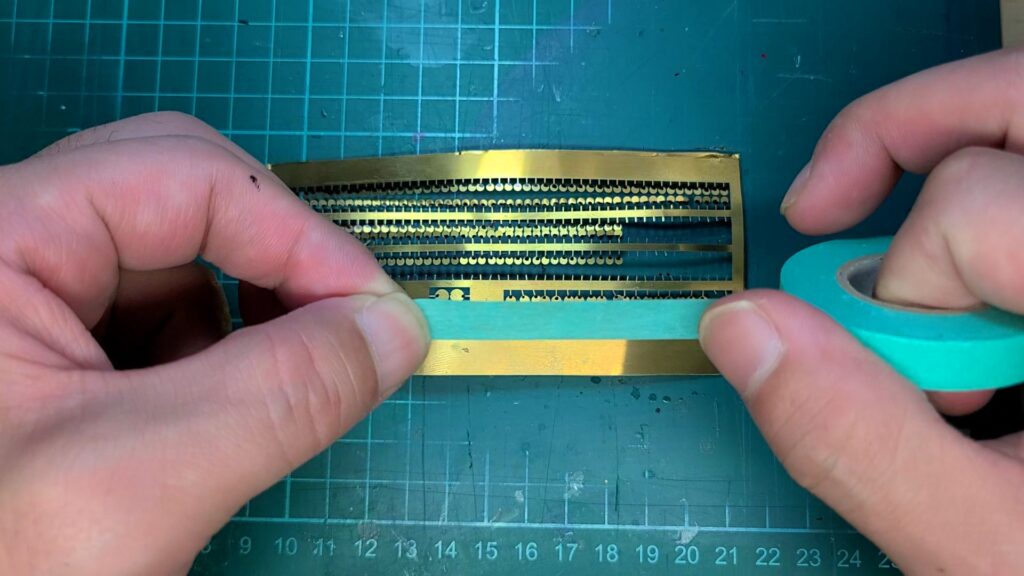 ウッディジョー 日光東照宮陽明門作り方　エッチングパーツ 飛ばない様にテープを貼る