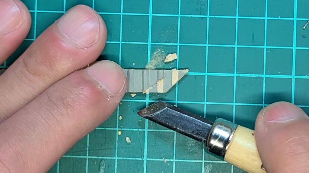 ウッディジョー 日光東照宮陽明門作り方　掛瓦の凸部を 慎重に削ります