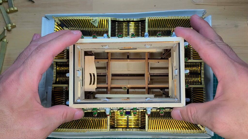 ウッディジョー 日光東照宮陽明門作り方　上層を 屋根に取り付けます