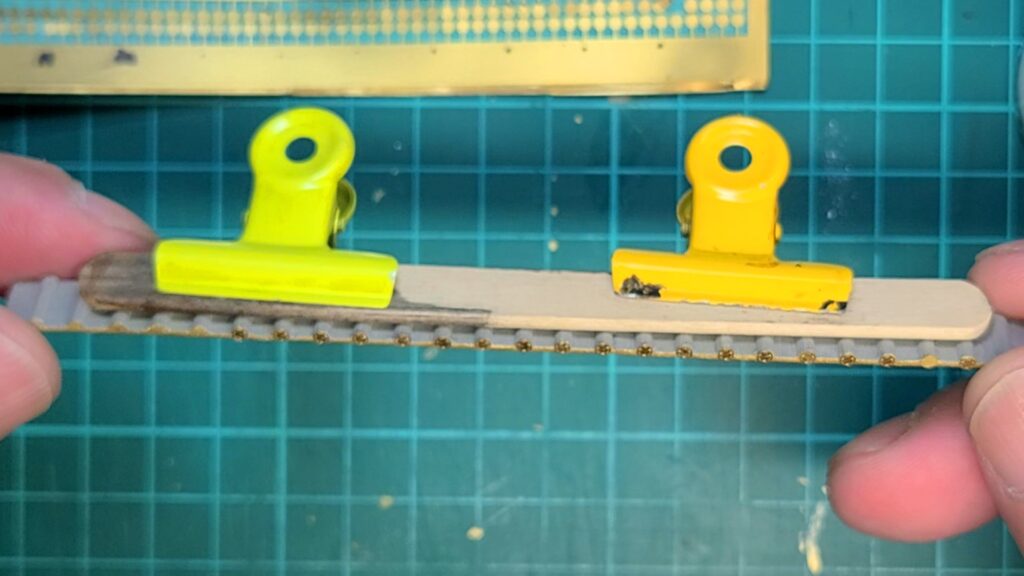 ウッディジョー 日光東照宮陽明門作り方　クリップと端材を使って挟むと 作業がやり易いと思います