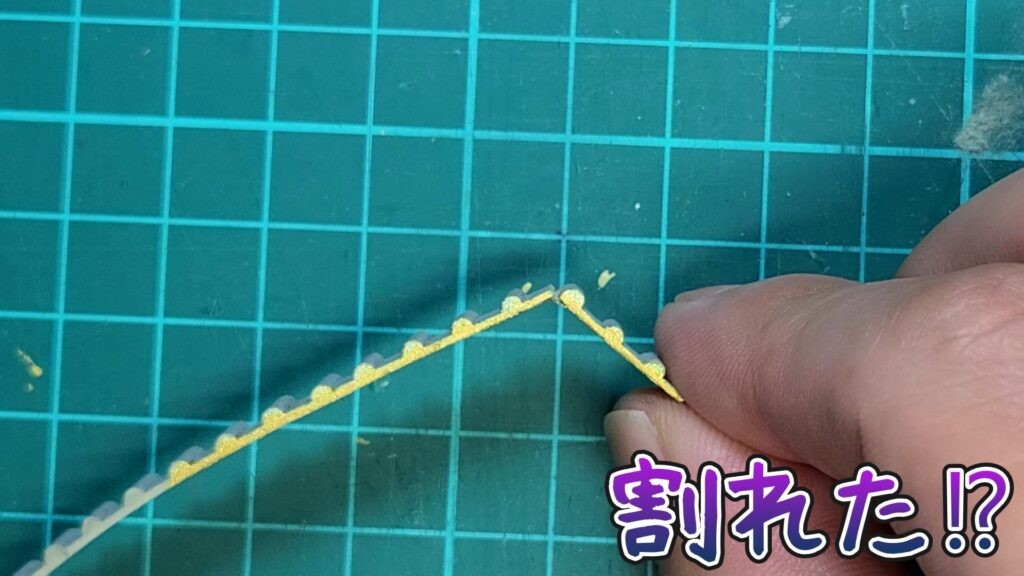 ウッディジョー 日光東照宮陽明門作り方　掛瓦 素材が薄いので割れてしまった