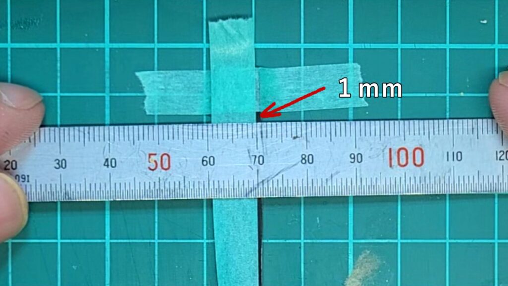 ウッディジョー 日光東照宮陽明門作り方　掛瓦の軒先をゴールドで塗装したいので1mm幅で マスキングします