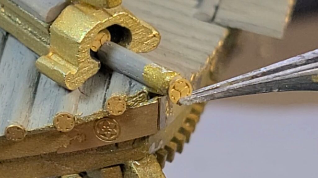 ウッディジョー 日光東照宮陽明門作り方　隅巴瓦の先端に、葵紋を接着します