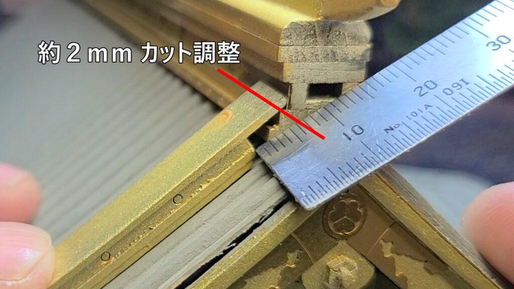 ウッディジョー 日光東照宮陽明門作り方　降り棟の先端が合うように、大棟に合わせて 約２ｍｍカット調整します