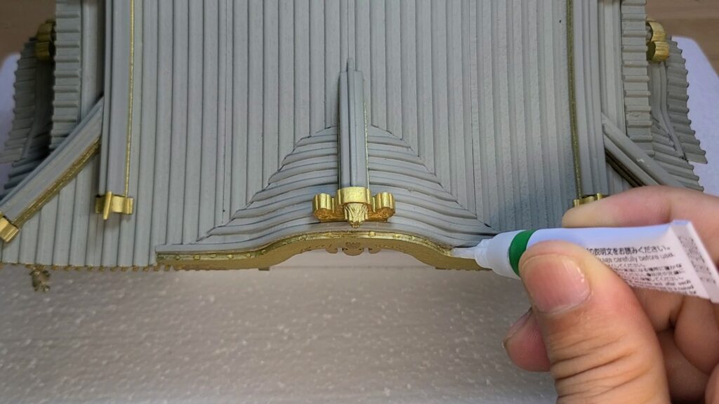 ウッディジョー 日光東照宮陽明門作り方　　正面・背面側、掛瓦取り付け部に、瞬間接着剤を塗布