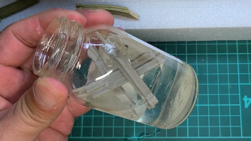 ウッディジョー 日光東照宮陽明門作り方　隅棟の冠瓦を、水に浸して 柔らかくします