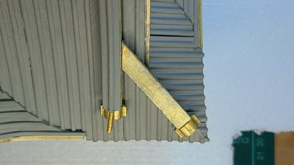 ウッディジョー 日光東照宮陽明門作り方　降り棟と隅棟の交差する部分を合わせます　