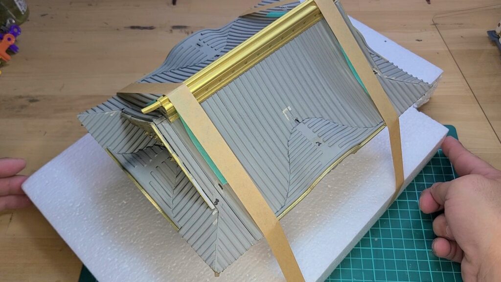 ウッディジョー 日光東照宮陽明門作り方　大棟の 瞬間接着剤が乾くまで、テープを巻いておきます