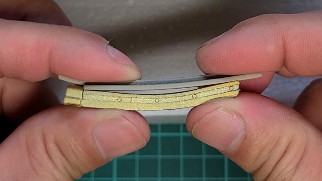 ウッディジョー 日光東照宮陽明門作り方　冠瓦の反りが足りず、隅棟に合いません