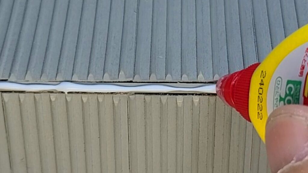 ウッディジョー 日光東照宮陽明門作り方　大棟の取り付け部に、木工用ボンドを塗布します