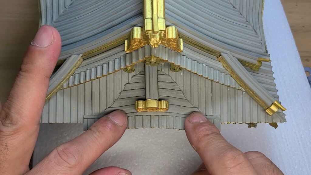 ウッディジョー 日光東照宮陽明門作り方　妻側、掛瓦 貼り付け完成