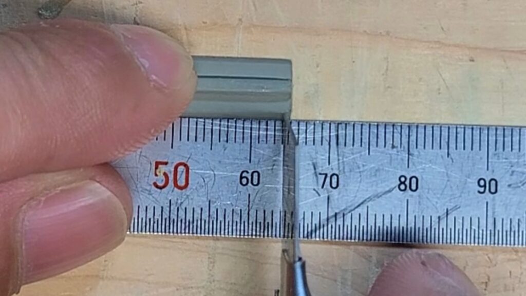 ウッディジョー 日光東照宮陽明門作り方　唐破風棟瓦の冠瓦を １ｍｍ刻みます