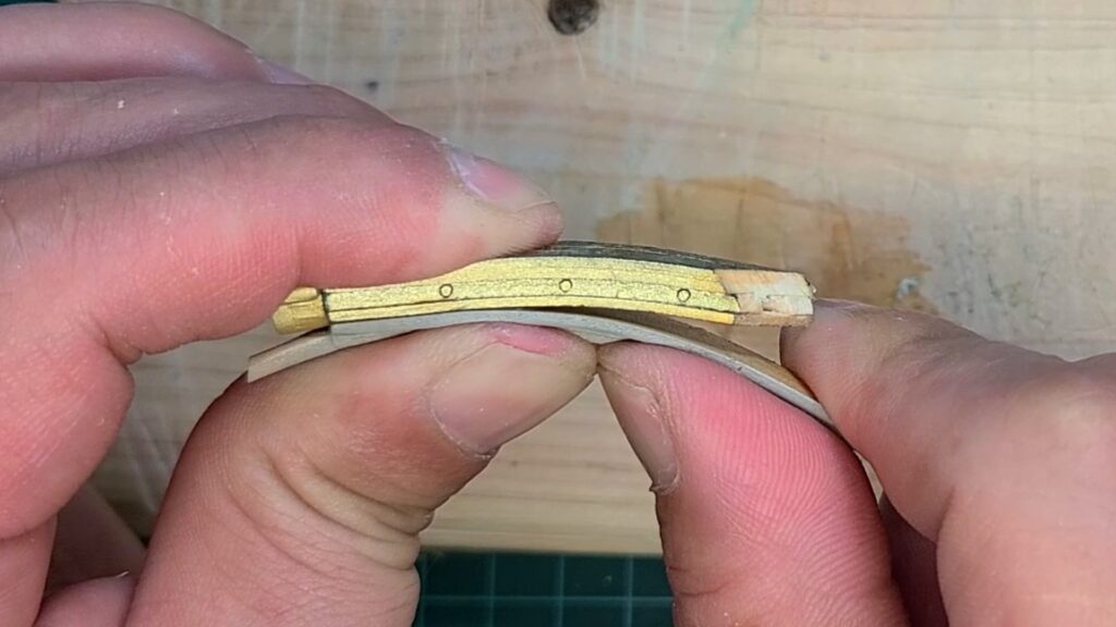 ウッディジョー 日光東照宮陽明門作り方　水に浸した冠瓦を、隅棟の曲線に合わせて 曲げていきます