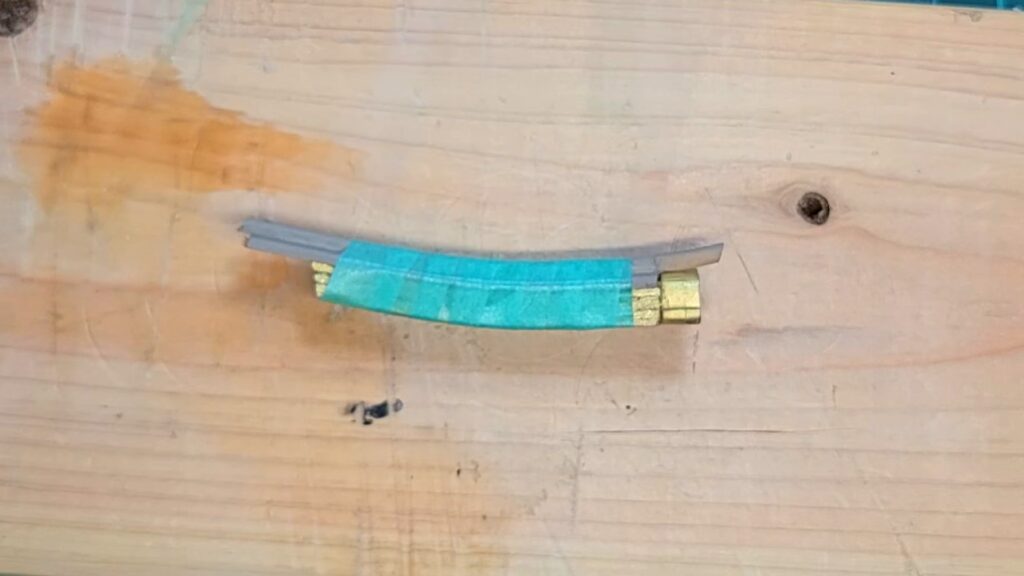 ウッディジョー 日光東照宮陽明門作り方　冠瓦の反りが戻らない様に、乾くまで テープを巻いておきます