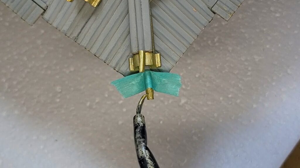 ウッディジョー 日光東照宮陽明門作り方　隅巴瓦の先端を、ゴールドで塗装します