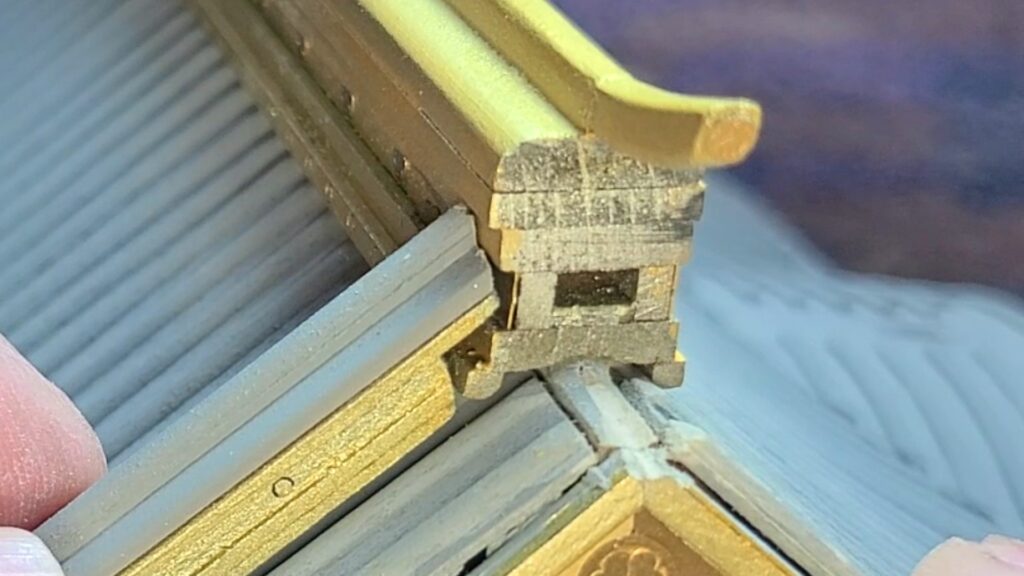 ウッディジョー 日光東照宮陽明門作り方　大棟と降り棟の、交差する部分を合わせます